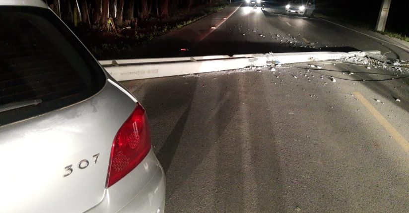 Carro bate em poste em Guaramirim Carro bate em poste em Guaramirim