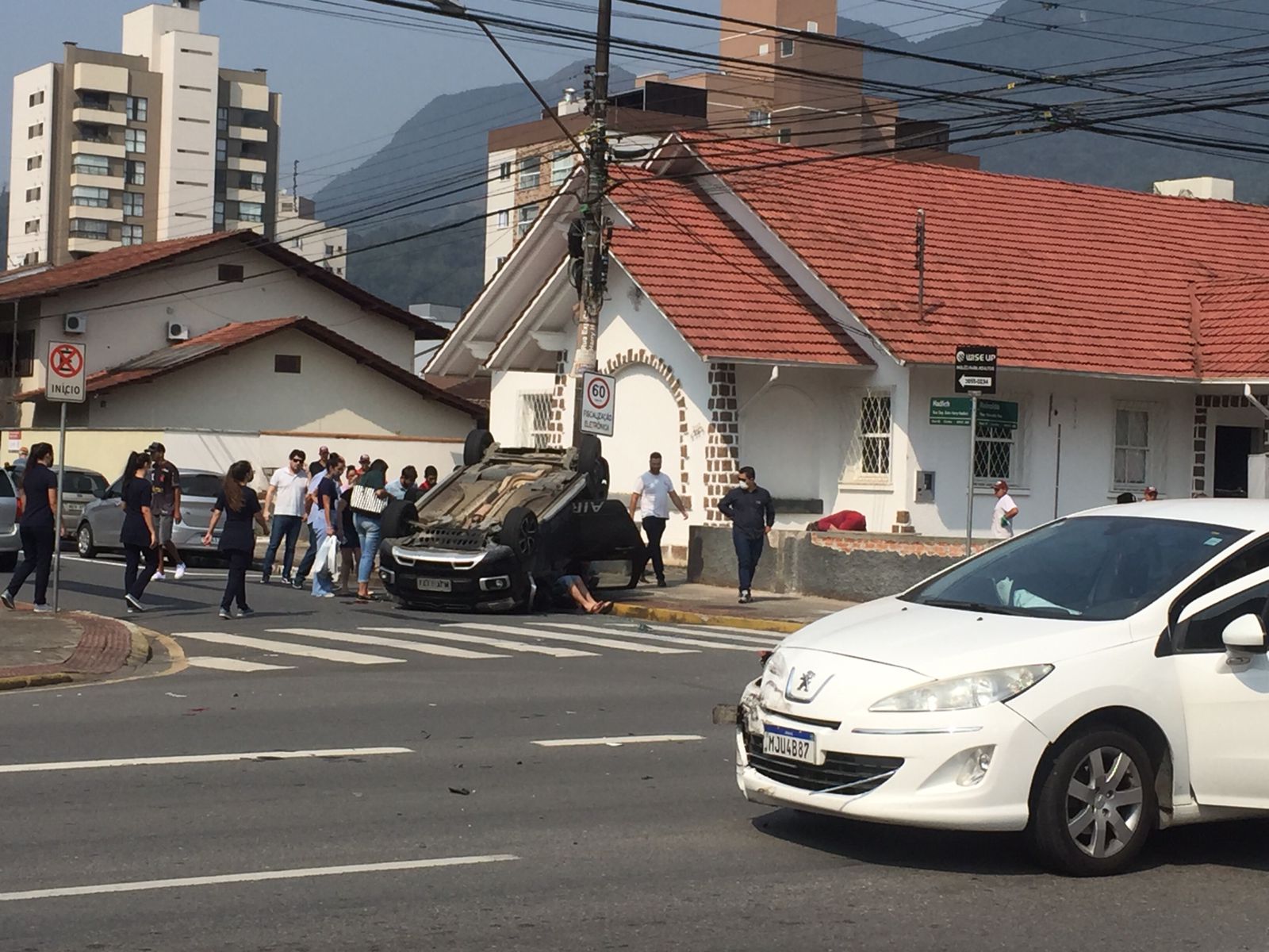 Carro capota após colisão no Centro de Jaraguá do Sul