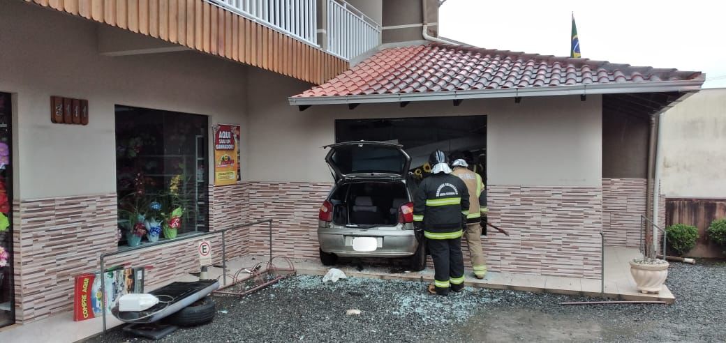 Mulher invade floricultura de Schroeder com carro