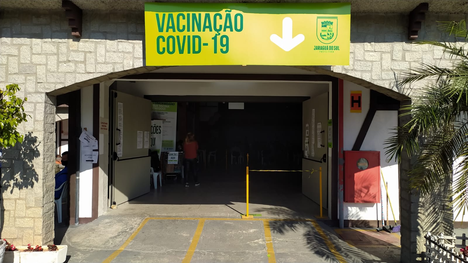 Imunização contra Covid de adolescentes é suspensa por falta de vacinas em Jaraguá