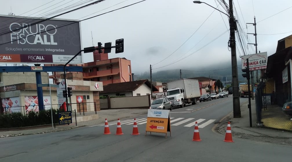 Rua Carlos Eggert está parcialmente interditada nesta sexta-feira