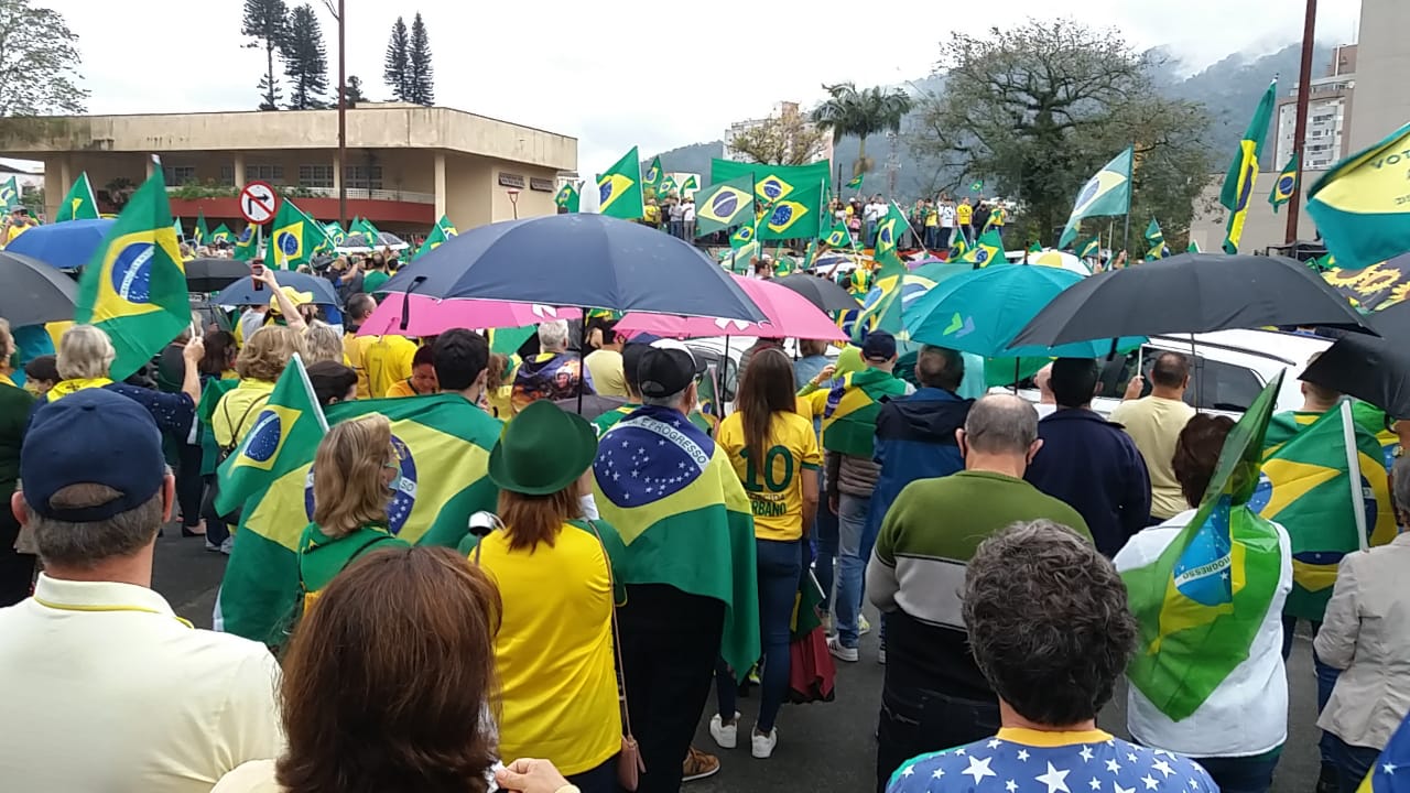 [VÍDEO] Manifestantes a favor do presidente se reúnem no Centro de Jaraguá do Sul