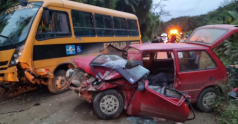 Homem fica preso às ferragens em colisão entre carro e ônibus em Massaranduba Homem fica preso às ferragens em colisão entre carro e ônibus em Massaranduba