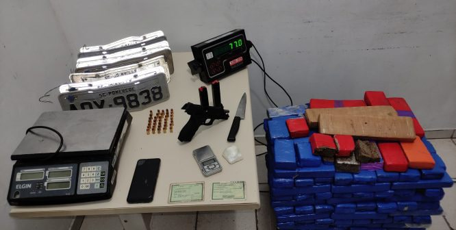 Homem é preso com 77 quilos de maconha após fugir de barreira policial em Massaranduba Homem é preso com 77 quilos de maconha após fugir de barreira policial em Massaranduba