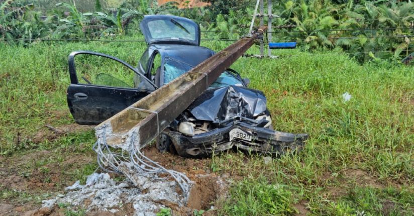 Homem fica preso às ferragens após carro colidir contra poste em Massaranduba Homem fica preso às ferragens após carro colidir contra poste em Massaranduba