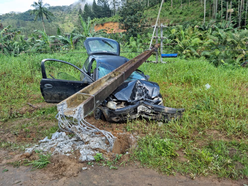 Homem fica preso às ferragens após carro colidir contra poste em Massaranduba