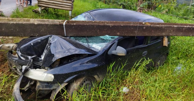 Condutor do carro que bateu contra poste é detido por posse de droga em Massaranduba Condutor do carro que bateu contra poste é detido por posse de droga em Massaranduba