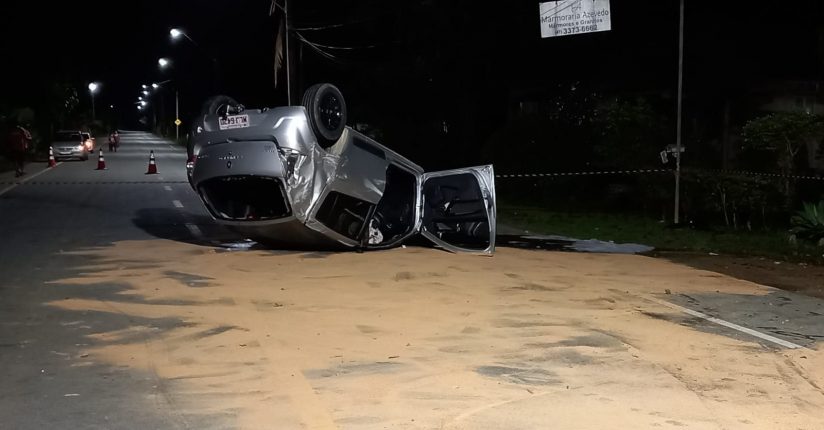 Homem fica ferido após bater carro em poste e capotar em Guaramirim Homem fica ferido após bater carro em poste e capotar em Guaramirim