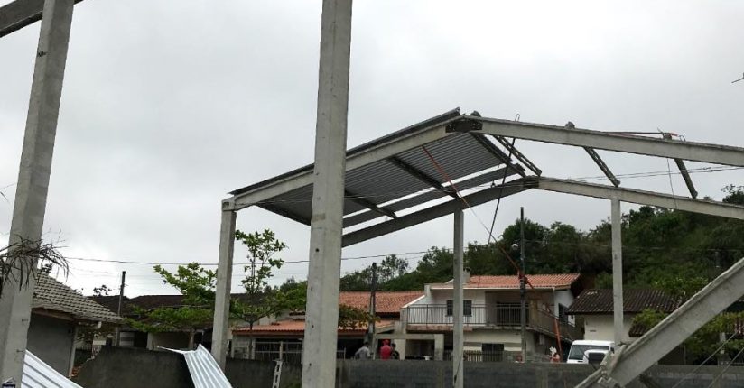 Dois homens ficaram gravemente feridos após galpão em construção desabar em Guaramirim Dois homens ficaram gravemente feridos após galpão em construção desabar em Guaramirim