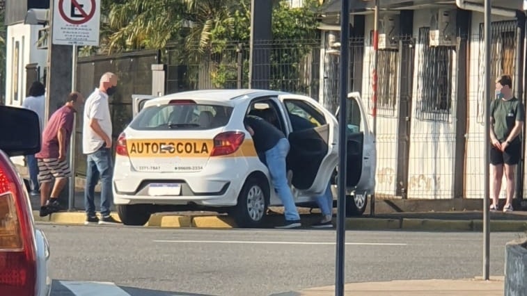 Carro de autoescola se envolve em acidente na esquina da Delegacia de Polícia Civil de Jaraguá