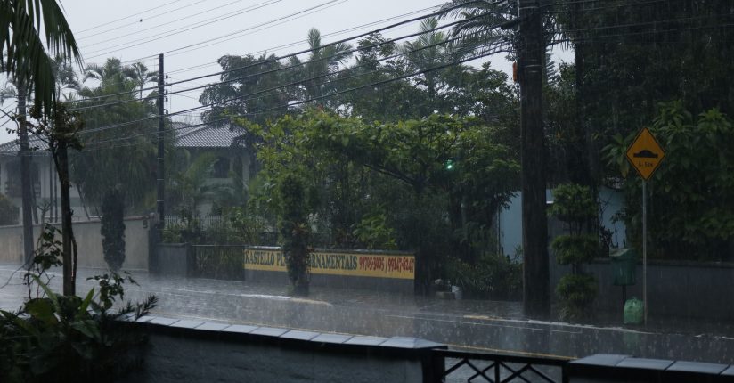 Defesa Civil de SC emite alerta de temporais e chuva intensa entre hoje e amanhã