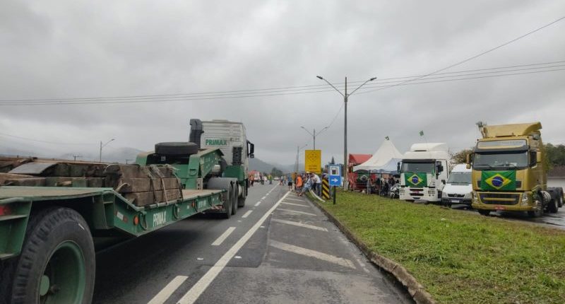 Pelo terceiro dia seguido PRF-SC registra pontos de bloqueios em rodovias Pelo terceiro dia seguido PRF-SC registra pontos de bloqueios em rodovias