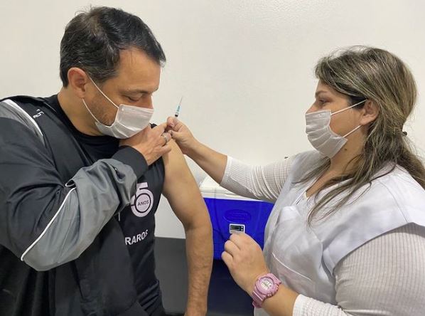 Carlos Moisés recebe segunda dose contra Covid-19 em Laguna