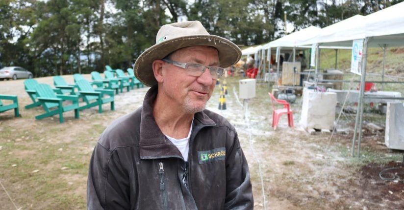 Artistas fazem esculturas permanentes no Pico Malwee em Jaraguá do Sul Artistas fazem esculturas permanentes no Pico Malwee em Jaraguá do Sul