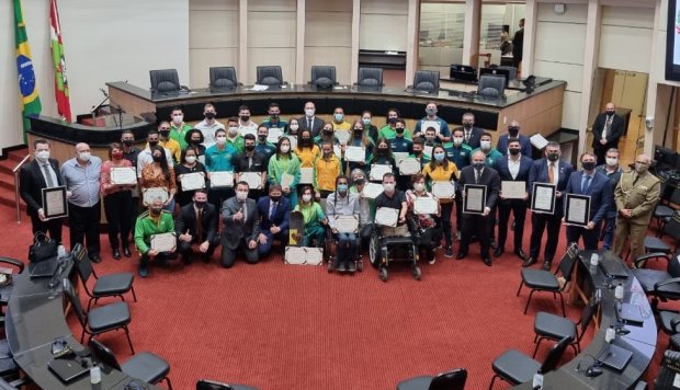 Atletas olímpicos e paralímpicos foram homenageados na Alesc Atletas olímpicos e paralímpicos foram homenageados na Alesc