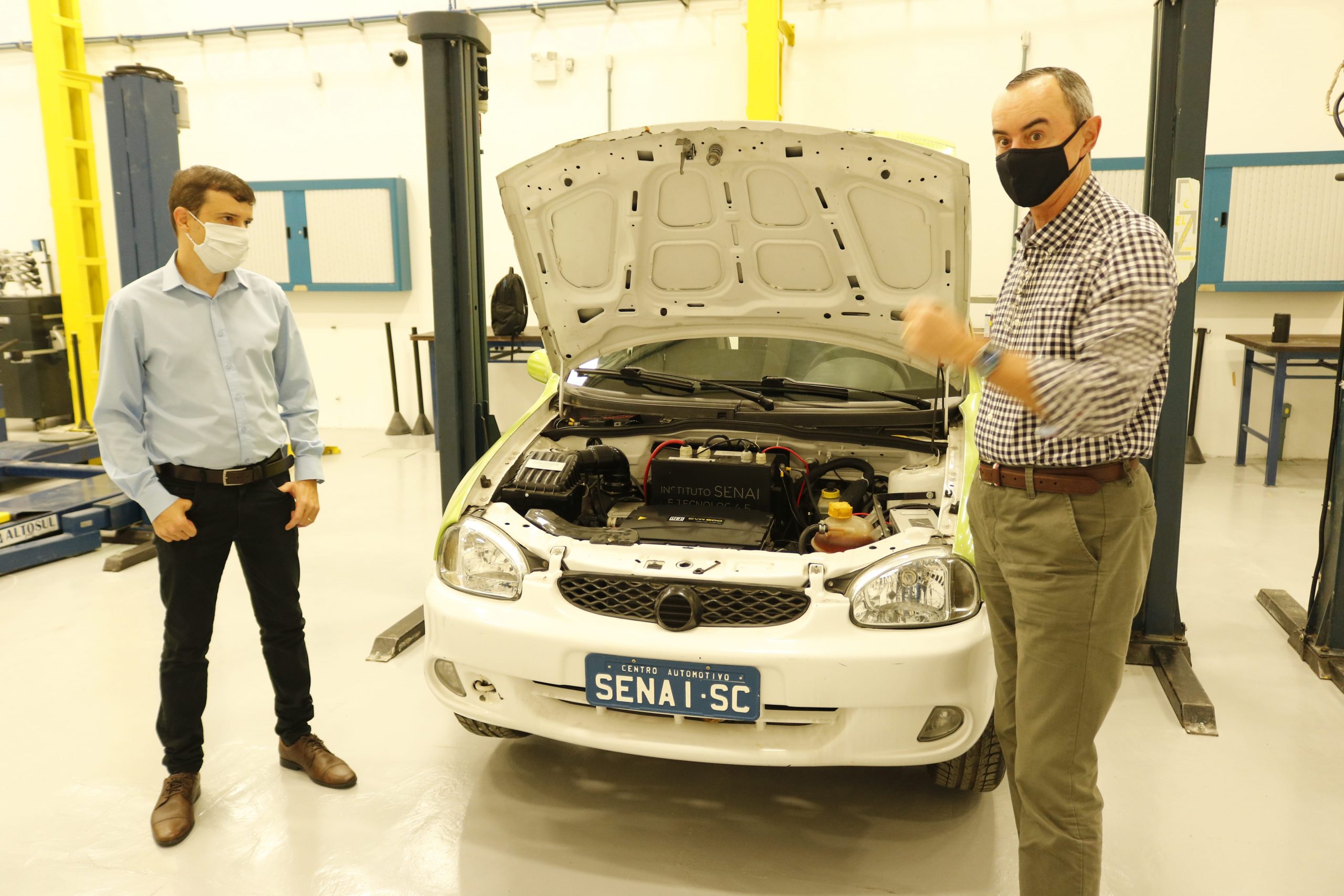 Instituto Senai e WEG fazem a primeira conversão de carro a combustão em elétrico