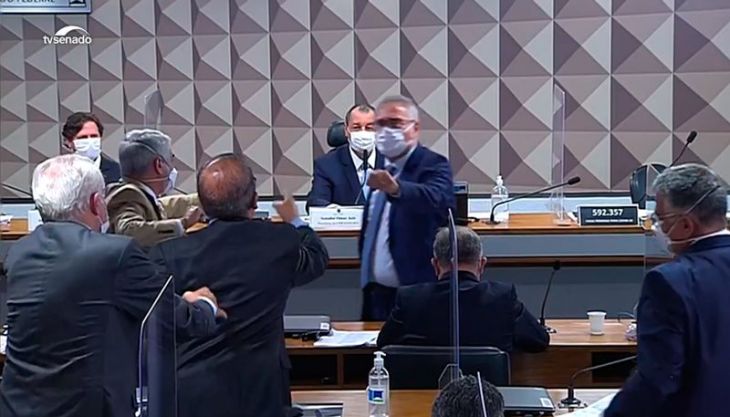 [VÍDEO] Renan Calheiros e Jorginho Mello batem boca na CPI da Covid e são contidos pelos colegas