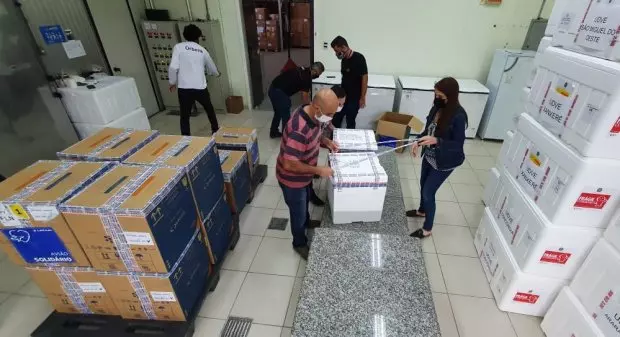 Santa Catarina distribui mais de 150 mil imunizantes da vacina contra covid-19 para aplicação da primeira dose Santa Catarina distribui mais de 150 mil imunizantes da vacina contra covid-19 para aplicação da primeira dose