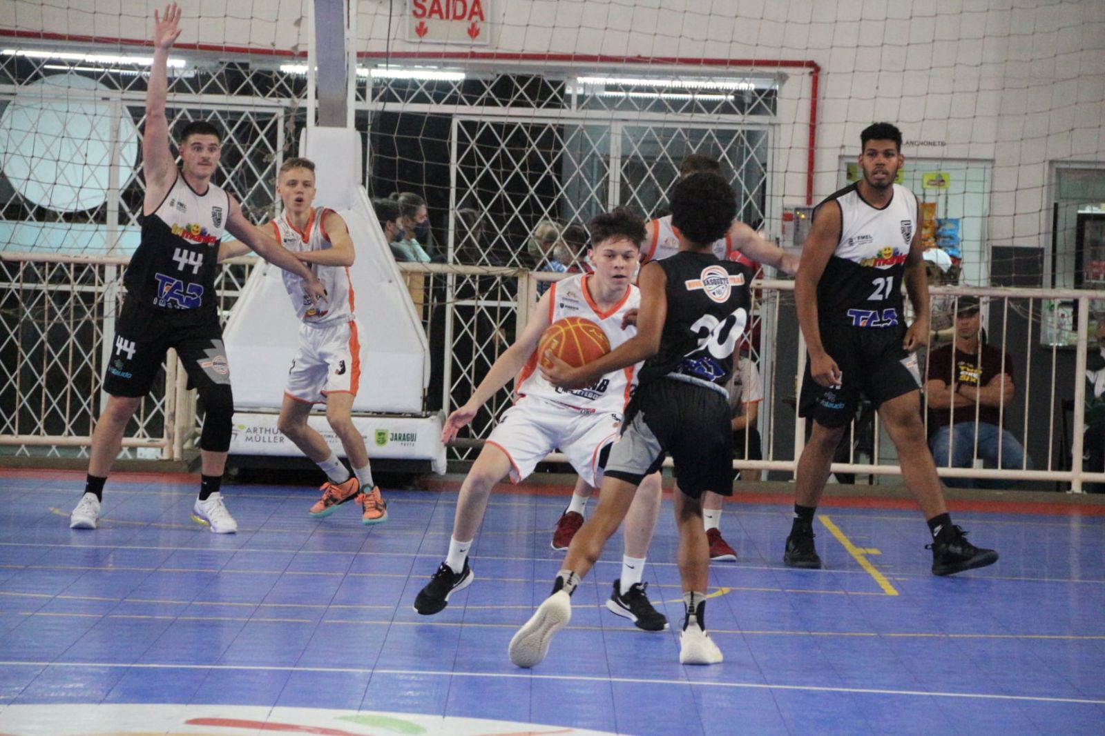 Time jaraguaense de basquete sub-17 vence Itajaí e segue no Estadual masculino