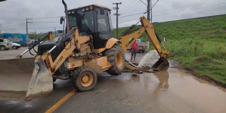 Rompimento na rede deixa bairros de Guaramirim sem água Rompimento na rede deixa bairros de Guaramirim sem água