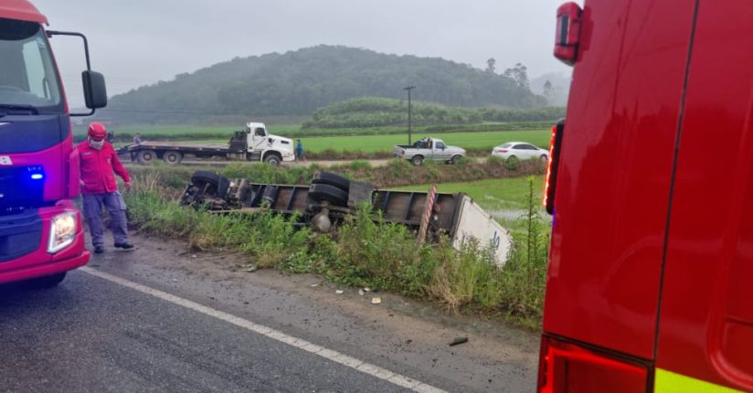 Colisão entre moto e caminhão na SC-415 deixa duas pessoas feridas em Massaranduba Colisão entre moto e caminhão na SC-415 deixa duas pessoas feridas em Massaranduba