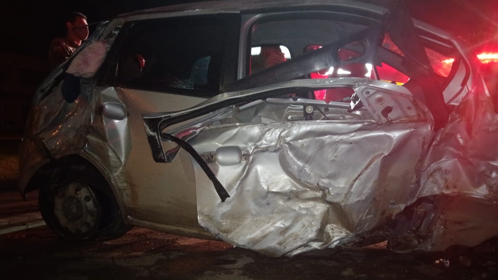 Dois homens ficaram feridos após carro capotar em Massaranduba