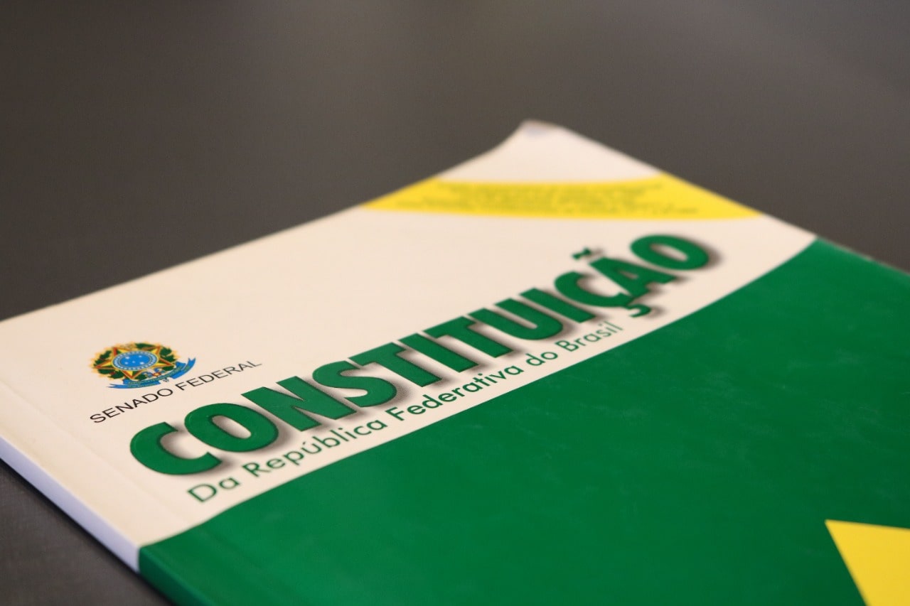 33 anos da Constituição Cidadã: Você sabia que caso ocorra uma guerra, as mulheres podem ser chamadas a servir o país?
