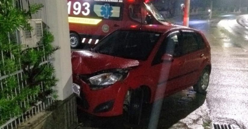 Homem perde controle do carro e bate em muro em Schroeder Homem perde controle do carro e bate em muro em Schroeder