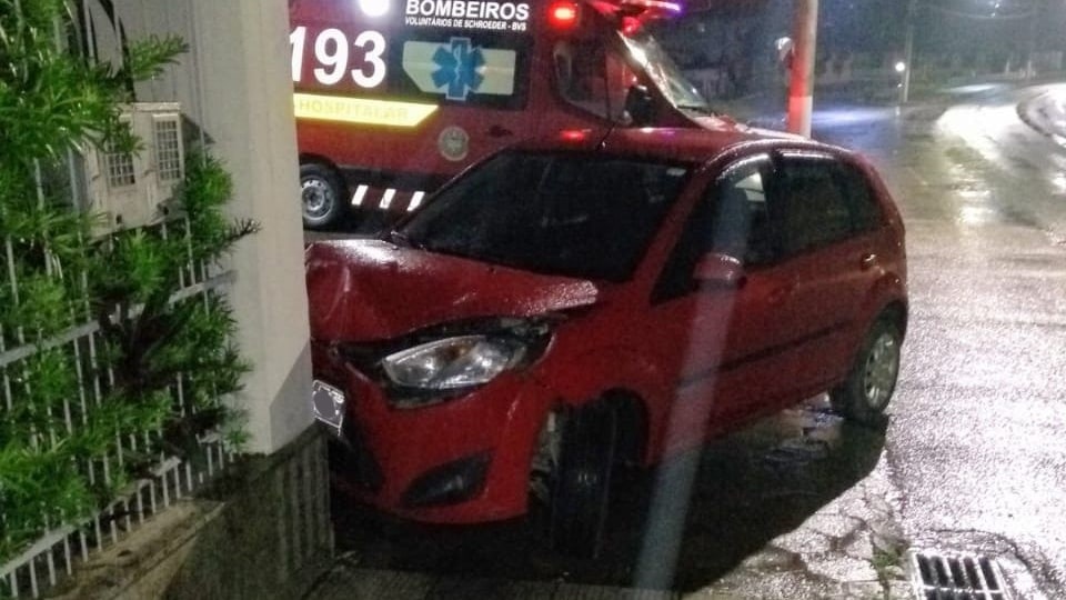 Homem perde controle do carro e bate em muro em Schroeder
