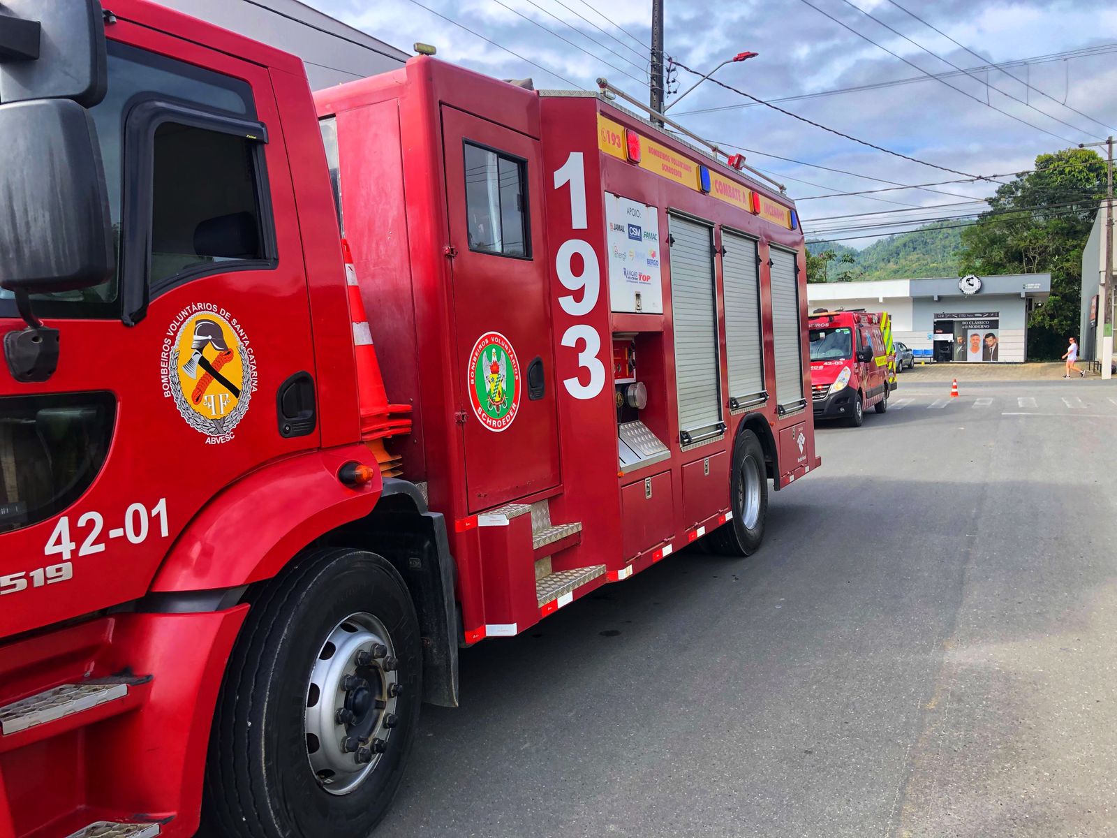 Colisão entre dois carros e van movimenta bombeiros de Schroeder