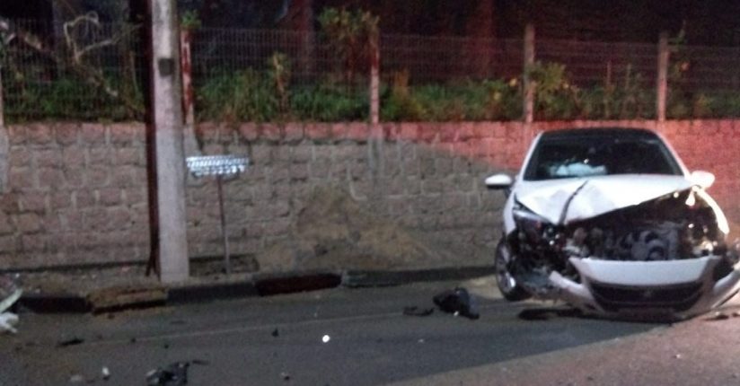 Mulher fica ferida após carro colidir contra muro em Schroeder Mulher fica ferida após carro colidir contra muro em Schroeder
