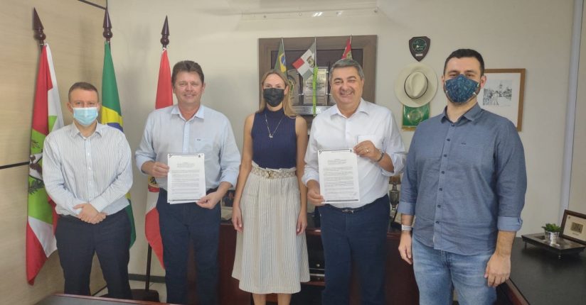 Novos condomínios devem ter recarga de veículos elétricos e híbridos em Jaraguá Novos condomínios devem ter recarga de veículos elétricos e híbridos em Jaraguá