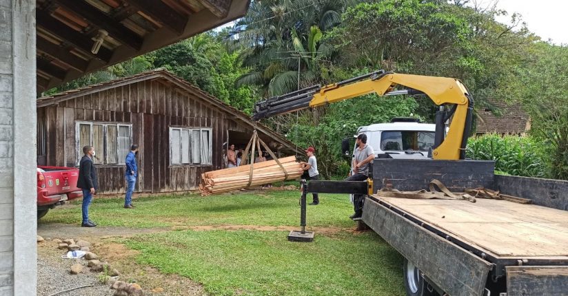 Madeiras doadas pela Weg chegam a famílias de baixa renda em Jaraguá