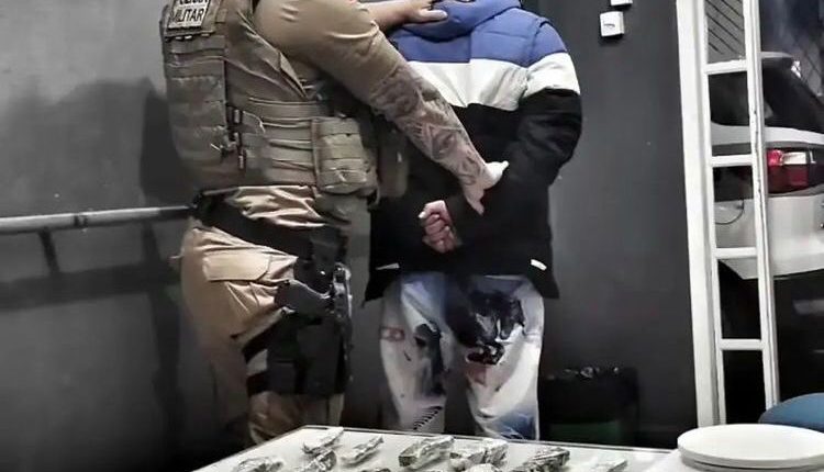 Homem fatura R$ 2 mil por mês vendendo droga é preso por tráfico em Jaraguá Homem fatura R$ 2 mil por mês vendendo droga é preso por tráfico em Jaraguá