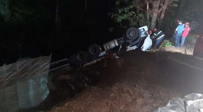 Idoso morre após carreta com placas de São Paulo tombar em Corupá Idoso morre após carreta com placas de São Paulo tombar em Corupá