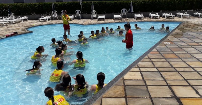 CBMSC realiza projeto Golfinho em piscina de clube de Jaraguá do Sul com adolescente de 12 e 13 anos