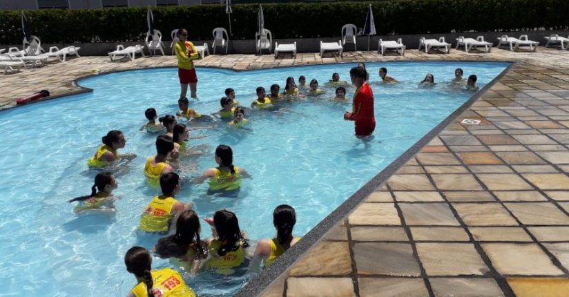 CBMSC realiza projeto Golfinho em piscina de clube de Jaraguá do Sul com adolescente de 12 e 13 anos CBMSC realiza projeto Golfinho em piscina de clube de Jaraguá do Sul com adolescente de 12 e 13 anos