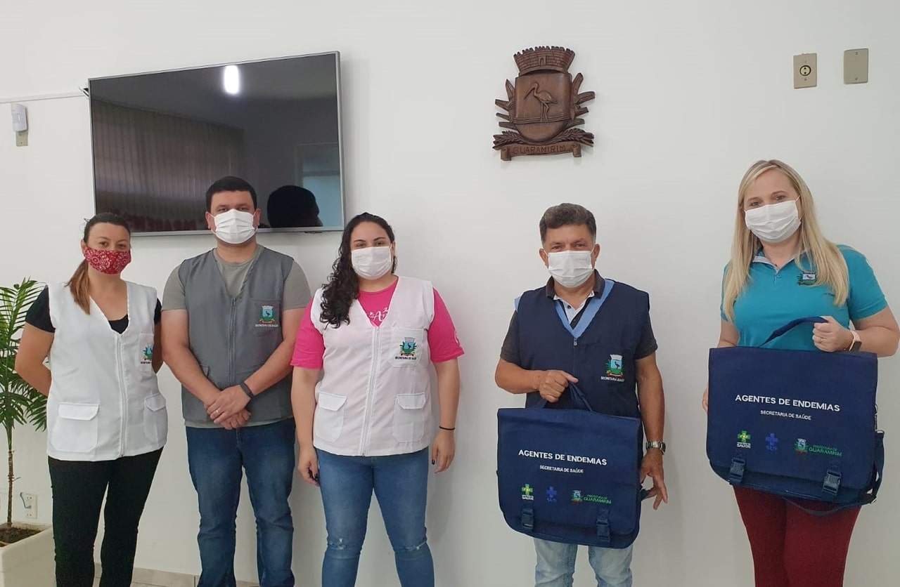 Saúde entrega novas bolsas e coletes para servidores da Vigilância em Guaramirim