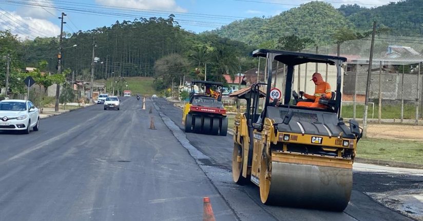 Pavimentação asfáltica na rua Leodato José Garcia em Jaraguá deve ser concluída hoje Pavimentação asfáltica na rua Leodato José Garcia em Jaraguá deve ser concluída hoje