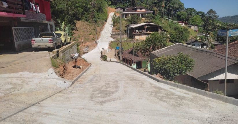 Prefeitura conclui concretamento de duas ruas no bairro Nova Esperança em Guaramirim Prefeitura conclui concretamento de duas ruas no bairro Nova Esperança em Guaramirim
