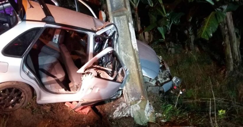 Jovem fica preso às ferragens após carro bater em poste na SC-415 em Massaranduba Jovem fica preso às ferragens após carro bater em poste na SC-415 em Massaranduba
