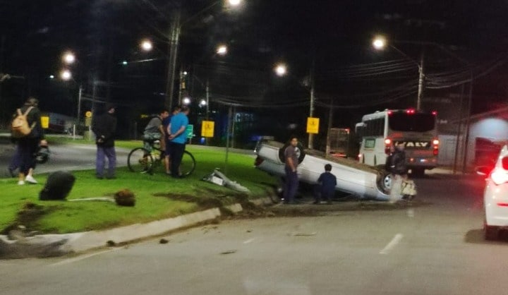 Homem fica ferido em capotamento em Jaraguá do Sul Homem fica ferido em capotamento em Jaraguá do Sul