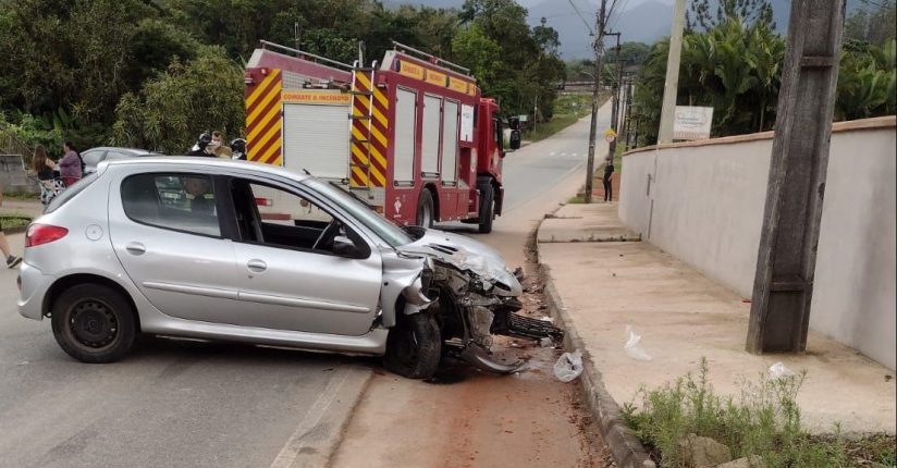 Duas pessoas ficam feridas após colisão entre carros em Schroeder Duas pessoas ficam feridas após colisão entre carros em Schroeder