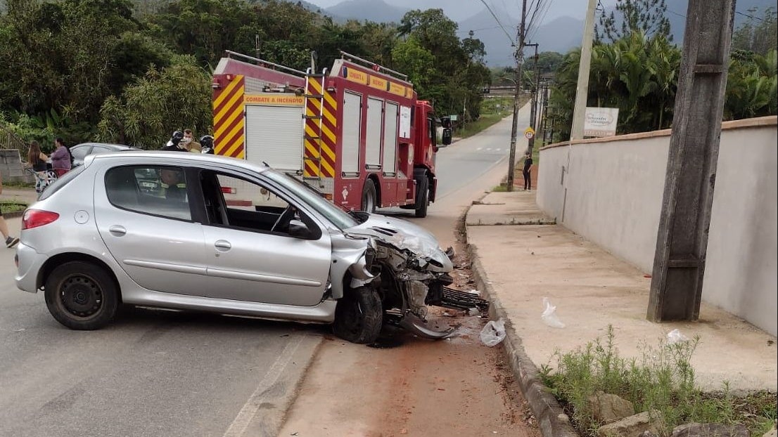 Duas pessoas ficam feridas após colisão entre carros em Schroeder
