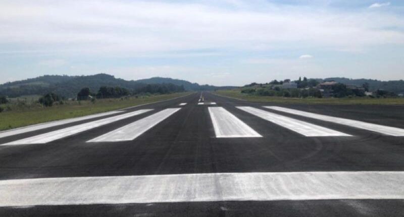 Após revitalização de pista, aeroporto de Videira retoma voos de aviões a jato Após revitalização de pista, aeroporto de Videira retoma voos de aviões a jato