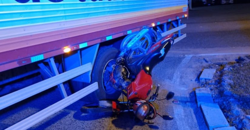 Motociclista tem suspeita de fratura no tornozelo em acidente com caminhão na SC-108 em Massaranduba Motociclista tem suspeita de fratura no tornozelo em acidente com caminhão na SC-108 em Massaranduba