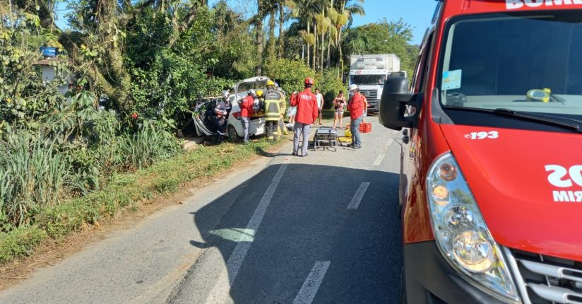 Acidente entre carro, caminhão e ponto de ônibus na SC-108 movimenta bombeiros de Guaramirim