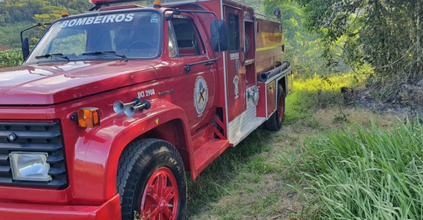 Após duas horas, bombeiros de Massaranduba apagam incêndio em rancho de madeira Após duas horas, bombeiros de Massaranduba apagam incêndio em rancho de madeira