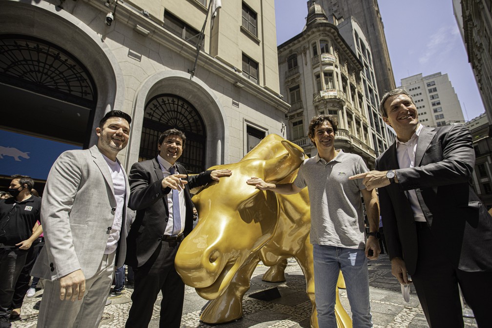 B3 inaugura escultura do Touro de Ouro no centro histórico de SP