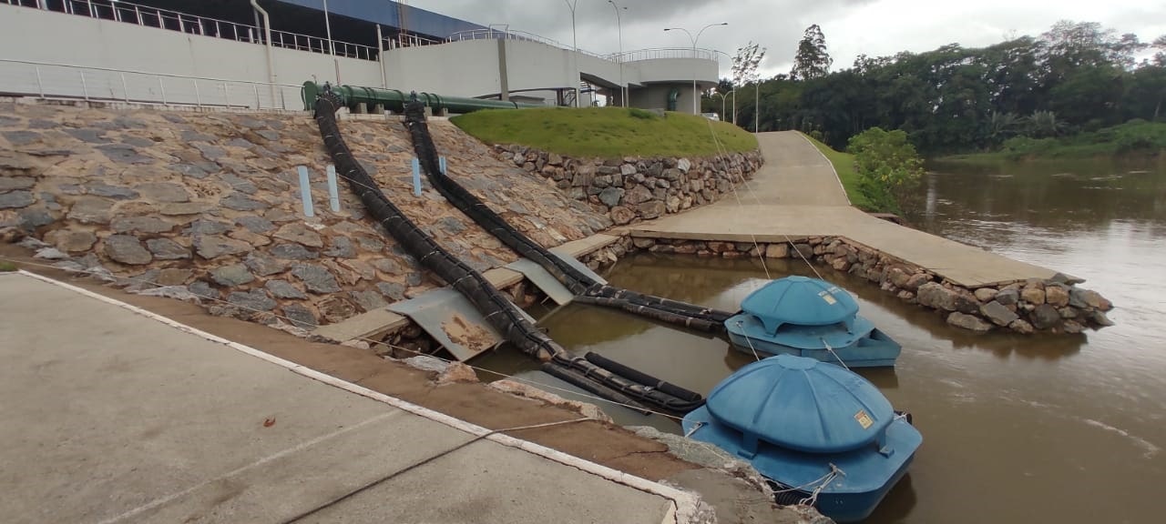 Instalada segunda balsa de captação na ETA Central no rio Itapocu em Jaraguá